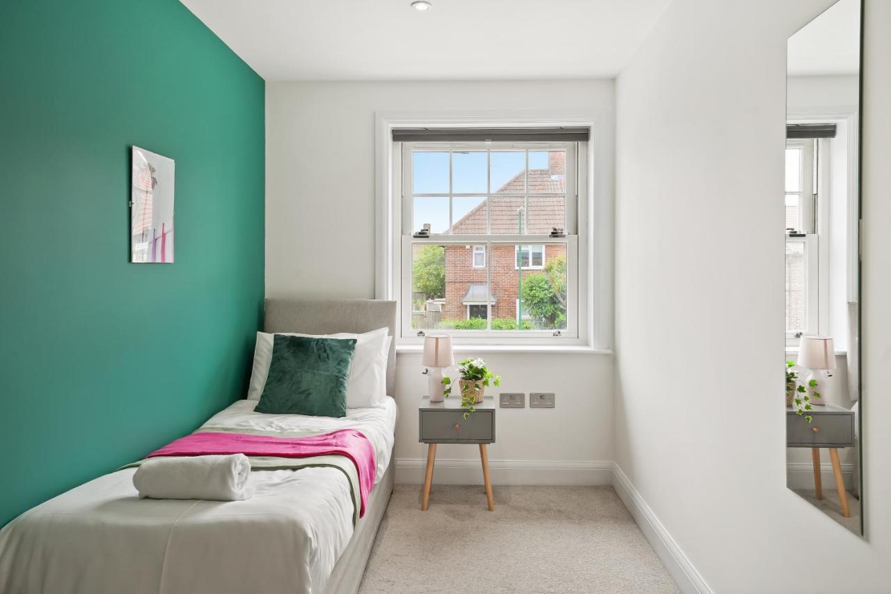 Lovely 4 Bed With Ensuite Free Wifi Off Street Parking In Sutton Morden (Greater London) Exterior photo